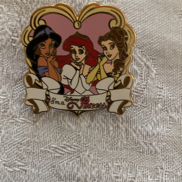 Disney pin 2006 I’m A Princess-Jasmine, Ariel and Belle.  Pink Heart Gold - Picture 2 of 5